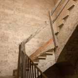 Preferiamo quindi salire al primo piano. La rampa che utilizziamo � tutt'altro che rassicurante, visto che gran parte del corrimano � costituita da malmesse assi di legno